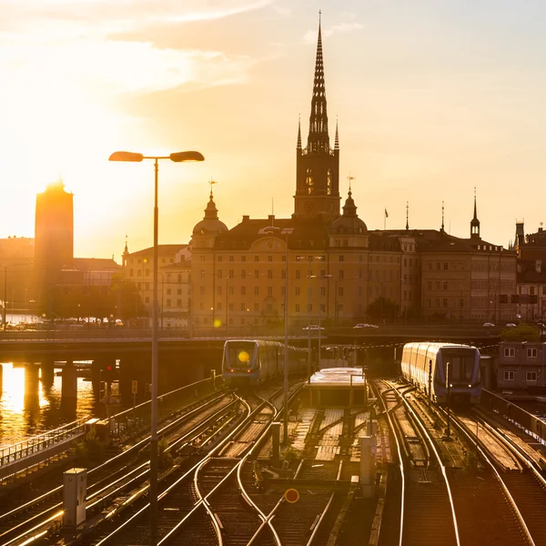 Железнодорожные пути и поезда в Стокгольме, Швеция . — стоковое фото