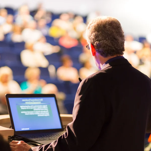 Conférencier à la conférence d'affaires et présentation. — Photo