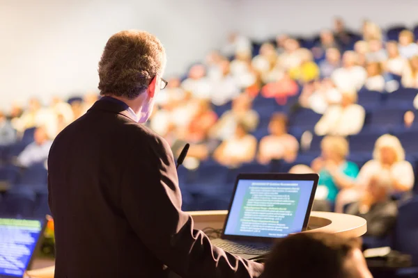 Conférencier à la conférence d'affaires et présentation. — Photo