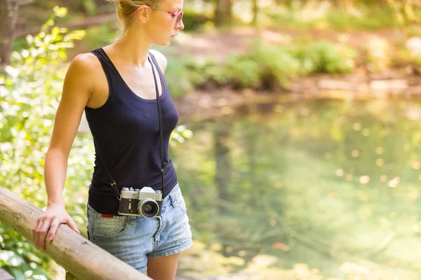 Woman in nature with retro camera. — Stock Photo, Image