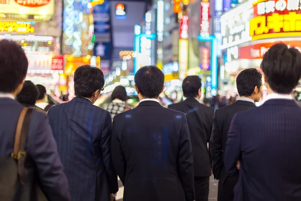 Affärsmän i Shinjuku, Tokyo, Japan. — Stockfoto