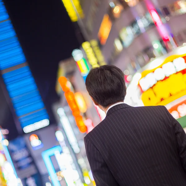 Бизнесмен в Синдзюку, Токио, Япония . — стоковое фото