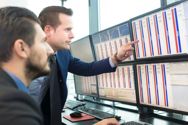 Stock handelaren kijken naar computerschermen. — Stockfoto