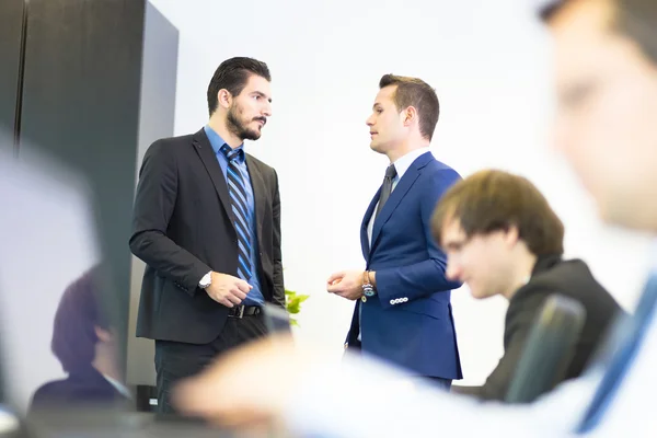 Gente de negocios en oficina moderna. — Foto de Stock