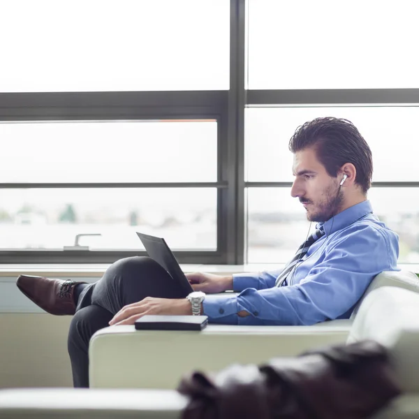 Geschäftsmann im Büro arbeitet am Laptop. — Stockfoto