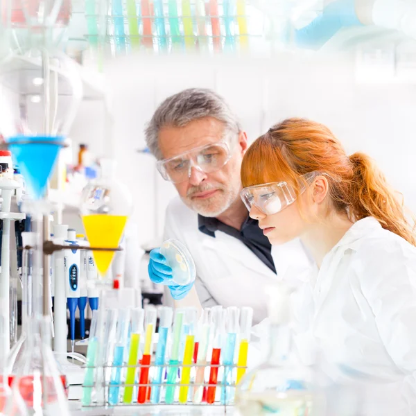 Profesionales de la salud en laboratorio. — Foto de Stock