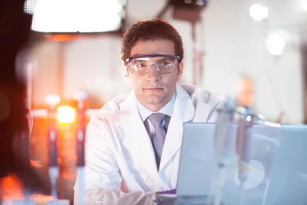 Porträt eines Ingenieurs in seinem Arbeitsumfeld. — Stockfoto