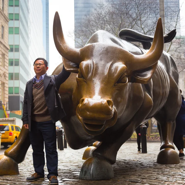 Touro de carregamento em Lower Manhattan, NY . — Fotografia de Stock