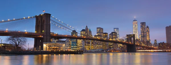 Brooklyn Bridge i skymningen, New York. — Stockfoto