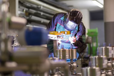 Kaynak metal fabrikası sanayi işçisi.