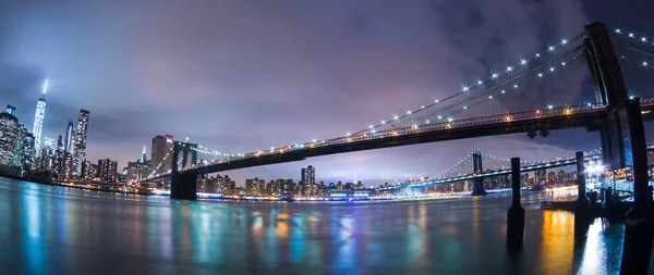 Манхэттенский мост в сумерках, Нью-Йорк. — стоковое фото