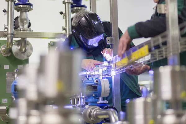 Industriarbetare svetsning i metall fabrik. — Stockfoto