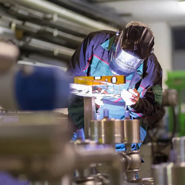 Industrial worker welding in metal factory. — Stock Photo, Image