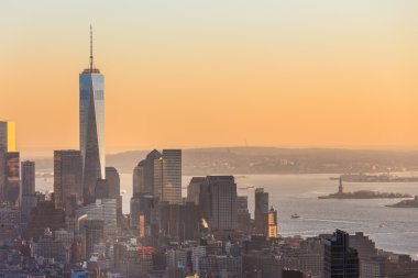 New York'un Manhattan siluetinin günbatımı içinde.