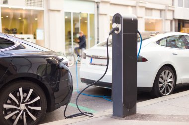 Şarj istasyonu içinde elektrikli arabalar.