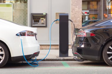 Şarj istasyonu içinde elektrikli arabalar.
