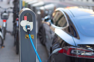 Elektrikli Araç Sorumlu İstasyonda.