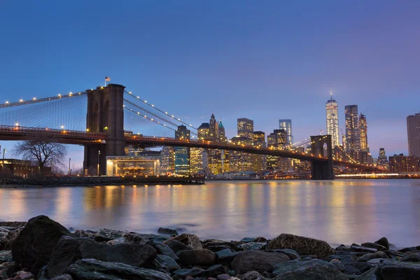 Brooklyn Bridge i skymningen, New York. — Stockfoto