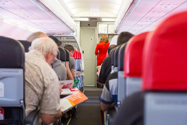 Passagiers in het vliegtuig. — Stockfoto