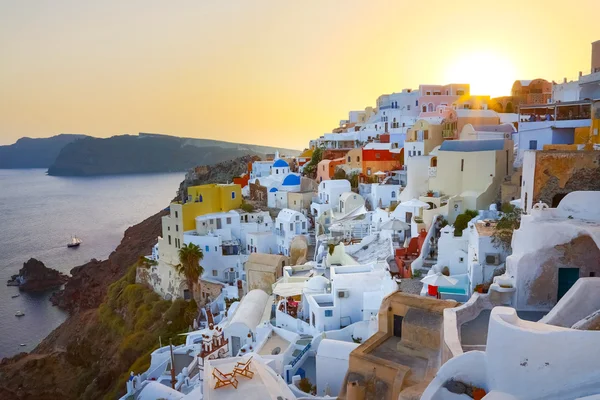 Vesnička Oia na Santorini v západu slunce, Řecko. — Stock fotografie