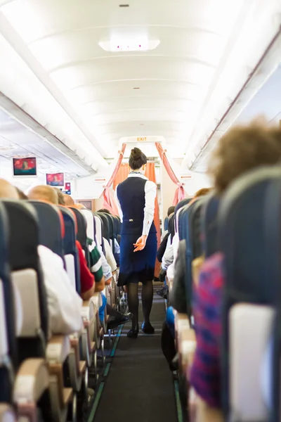 Interior do avião com passageiros em assentos. — Fotografia de Stock