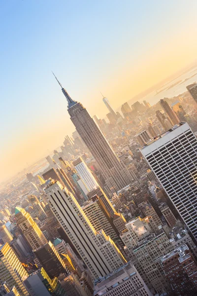 Ciudad de Nueva York Manhattan skyline en la puesta del sol . — Foto de Stock