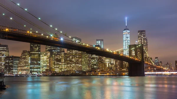 Brooklyn Bridge i skymningen, New York. — Stockfoto