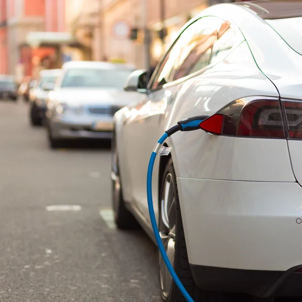 Elektrische auto in laadstation. — Stockfoto