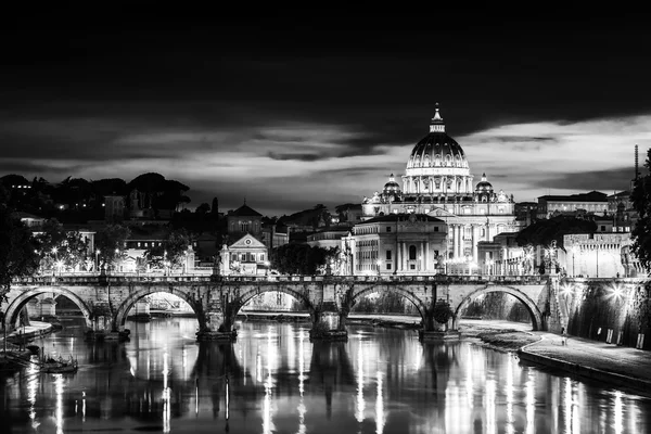 Vista para a catedral de St. Peters em Roma, Itália — Fotografia de Stock