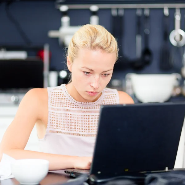 Geschäftsfrau arbeitet von zu Hause aus. — Stockfoto