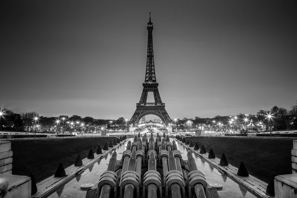 Wieża Eiffla, Paryż, Francja w czerni i bieli. — Zdjęcie stockowe