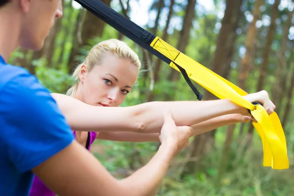 Treinamento com alças de fitness ao ar livre . — Fotografia de Stock