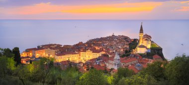 Pitoresk kent Piran günbatımı, Slovenya.