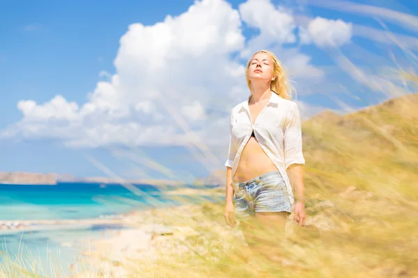 Mujer feliz libre disfrutando del sol en vacaciones . — Foto de Stock