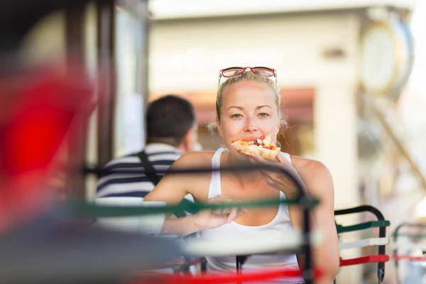 Γυναίκα τρώει πίτσα υπαίθρια στην καφετέρια. — Φωτογραφία Αρχείου