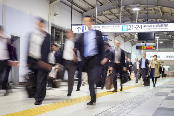 Gente de negocios que viaja en metro Tokio . — Foto de Stock