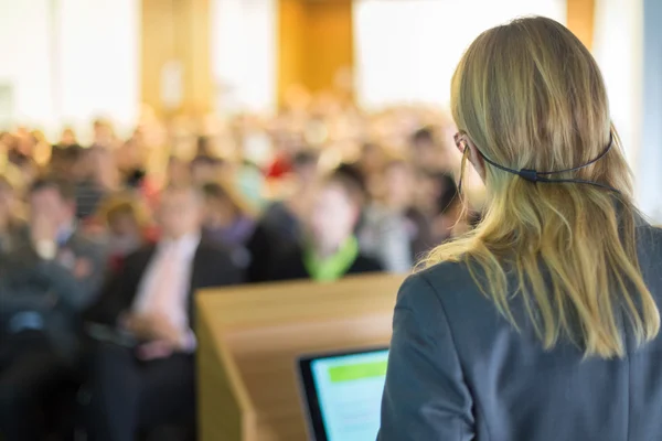 Palestrante na Conferência de Negócios e Apresentação. — Fotografia de Stock