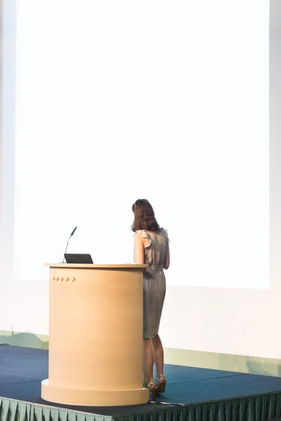 Mulher de negócios fazendo apresentação de negócios . — Fotografia de Stock