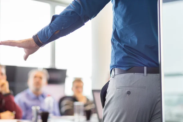 Geschäftspräsentation auf Unternehmenstreffen. — Stockfoto