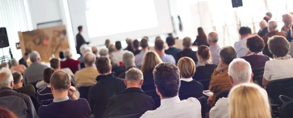 Publikum im Hörsaal. — Stockfoto