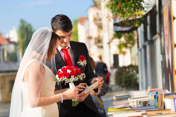 Casal de casamento bonito rever livros vintage . — Fotografia de Stock