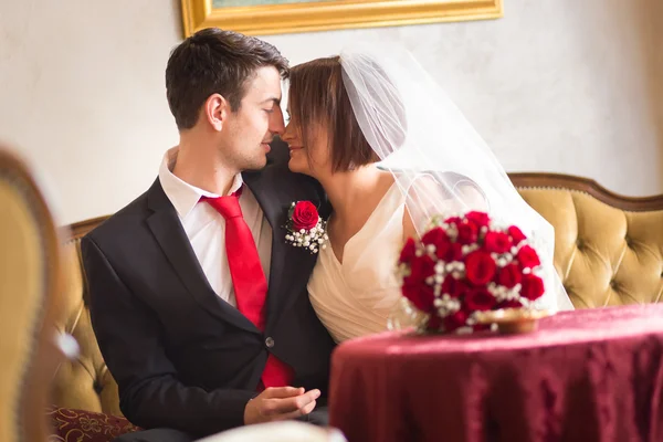Güzel düğün çifti öpüşme. — Stok fotoğraf