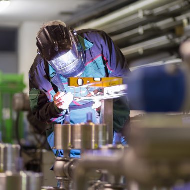 Kaynak metal fabrikası sanayi işçisi.