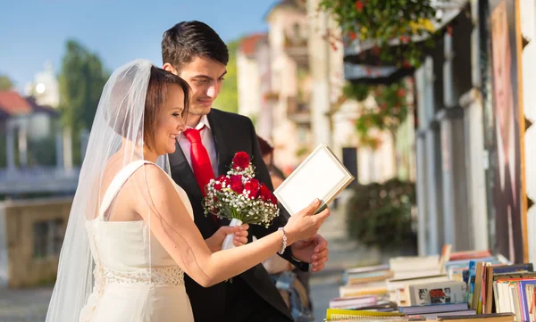 Όμορφο γαμήλιο ζεύγος αναθεώρηση εκλεκτής ποιότητας βιβλία. — Φωτογραφία Αρχείου