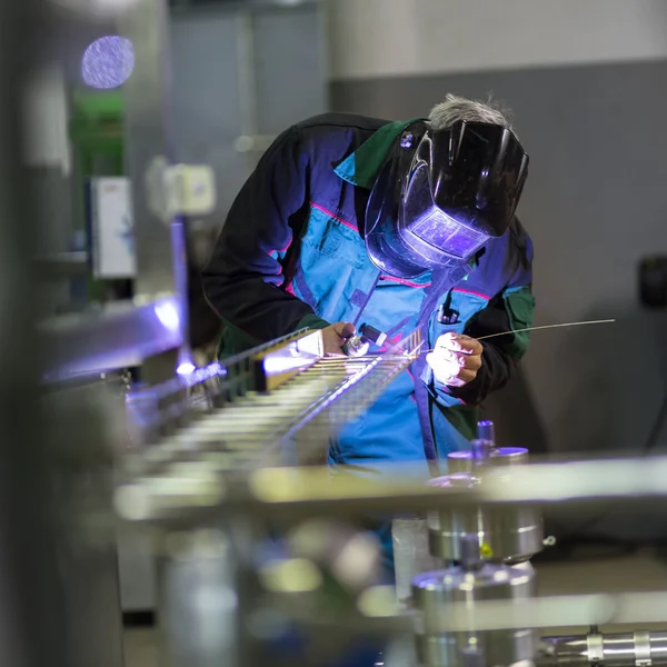 Trabalhador industrial de soldagem em fábrica de metal . — Fotografia de Stock