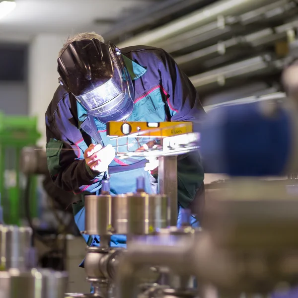 Industrial worker welding in metal factory. — Stock Photo, Image