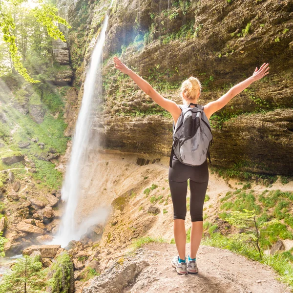 Mujer deportiva activa relajándose en la hermosa naturaleza . — Foto de Stock