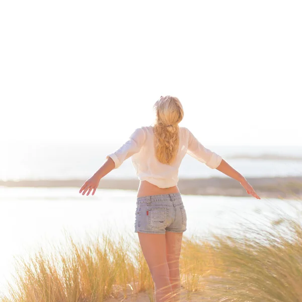 Mujer feliz libre disfrutando del sol en vacaciones . — Foto de Stock