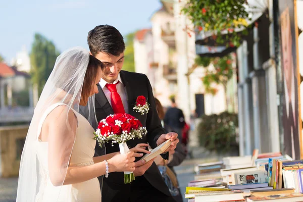 Beau couple de mariage avis livres vintage . — Photo