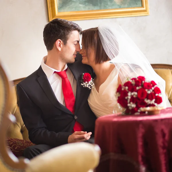 Vackra bröllop par kyssar. — Stockfoto